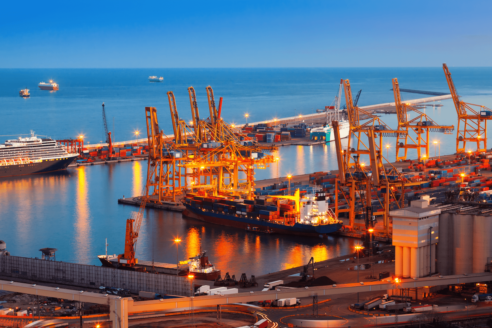 navio-no-porto-com-containers